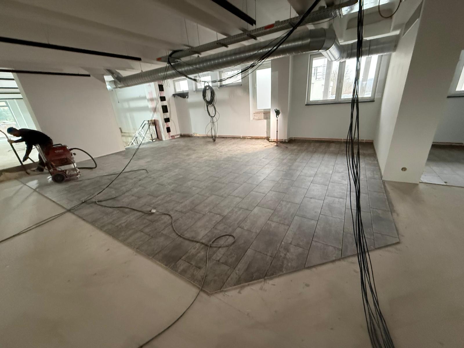 pokladka dlazby v alpha gym